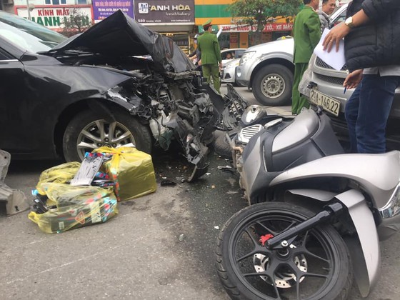 Xe ô tô đâm 2 xe máy, 2 người bị thương, 1 người nguy kịch ảnh 2
