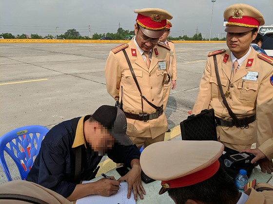 Tài xế xe bồn dương tính với chất ma túy, khai do uống “rượu 138" ảnh 1