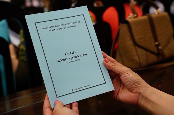 Giám thị “ôn bài” trước khi coi thi ảnh 5