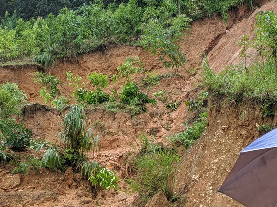 Quốc lộ 32 sạt lở, hàng trăm xe ô tô nối đuôi nhau nằm chờ ảnh 4