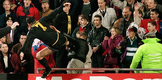 Tung cước kiểu Cantona, Evra đối mặt án phạt nặng ảnh 1