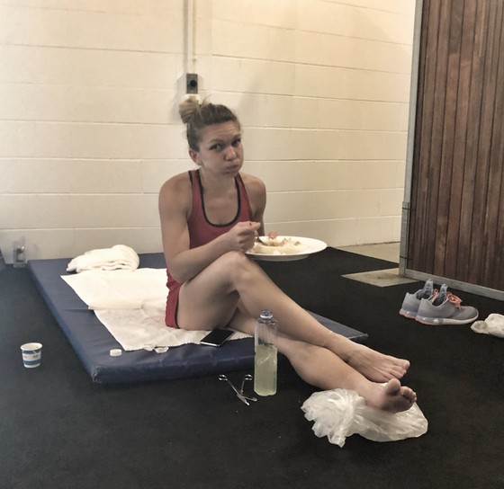 Australian Open 2018: Thắng ván cuối 15-13, “Nữ hoàng” Halep hú vía vào vòng 4 ảnh 1