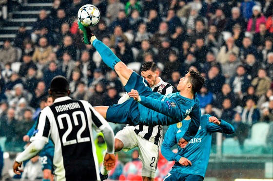 “Thánh Ibra” thách Ronaldo ghi cú xe đạp chổng ngược từ… 40 mét ảnh 1