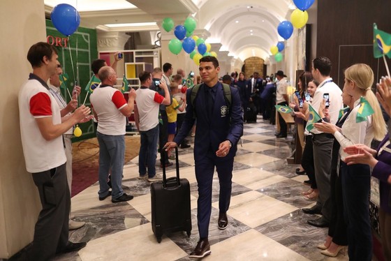 Hình ảnh các đội tuyển đến với nước Nga tươi đẹp - Ronaldo bị "quây" ảnh 1