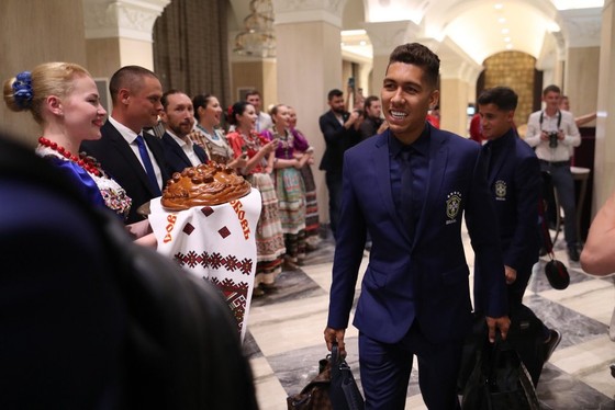 Hình ảnh các đội tuyển đến với nước Nga tươi đẹp - Ronaldo bị "quây" ảnh 2