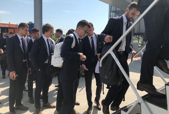 Hình ảnh các đội tuyển đến với nước Nga tươi đẹp - Ronaldo bị "quây" ảnh 8