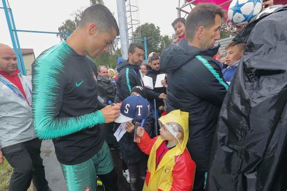 Hình ảnh các đội tuyển đến với nước Nga tươi đẹp - Ronaldo bị "quây" ảnh 11