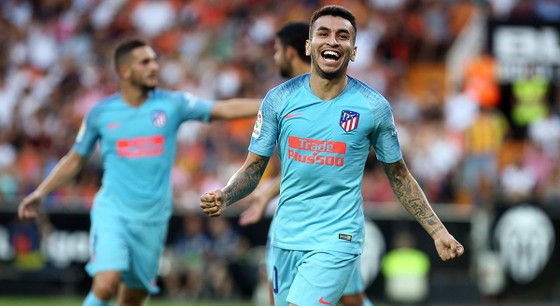 Valencia cầm chân Atletico 1-1: Michy Batshuayi tay bắt mặt mừng với Diego Costa ảnh 1