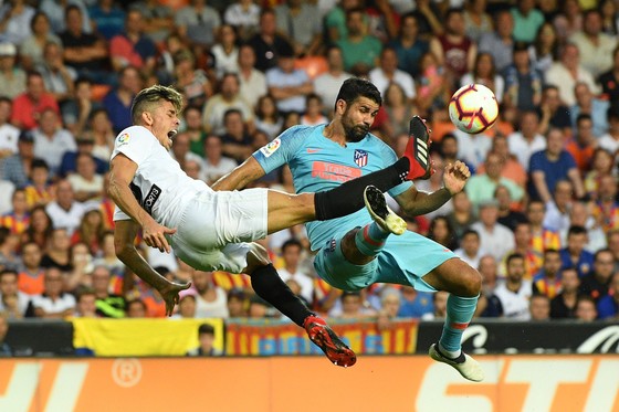 Valencia cầm chân Atletico 1-1: Michy Batshuayi tay bắt mặt mừng với Diego Costa ảnh 3