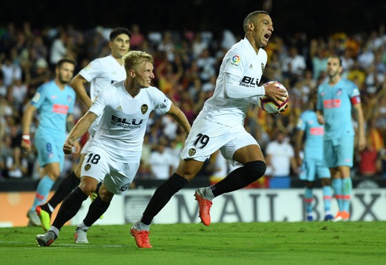 Valencia cầm chân Atletico 1-1: Michy Batshuayi tay bắt mặt mừng với Diego Costa ảnh 2