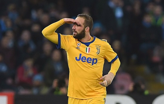 Bắp rang, nước ngọt đã sẵn sàng, chỉ còn chờ Kẻ phản diện Higuain ảnh 1