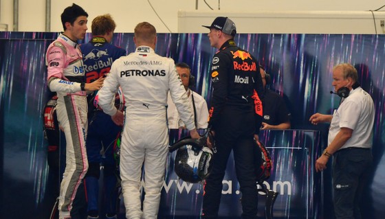 Đua xe F1: Hamilton thắng chặng đầu tiên sau… ngôi vô địch, Max “điên” nổi điên vì Ocon ảnh 1