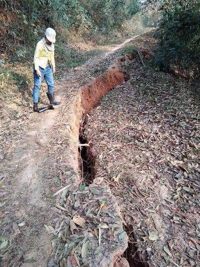 Núi nứt bất thường đe dọa hàng chục hộ dân ảnh 1