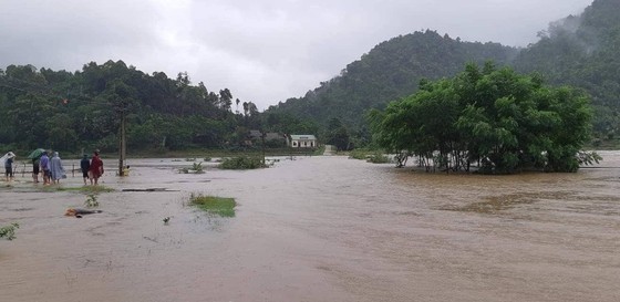 Mưa lớn gây ngập lụt, chia cắt nhiều nơi ở Nghệ An, Thanh Hóa ảnh 1