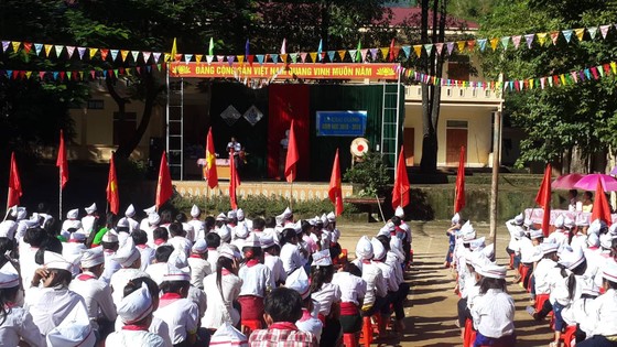 Thầy cô, học sinh vùng mưa lũ gạt bùn đất tổ chức khai giảng ảnh 3