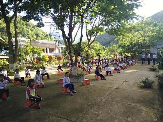 Thầy cô, học sinh vùng mưa lũ gạt bùn đất tổ chức khai giảng ảnh 4