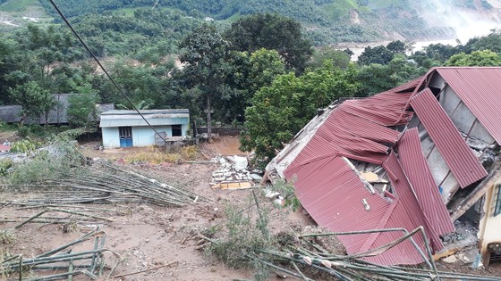 Thầy cô, học sinh vùng mưa lũ gạt bùn đất tổ chức khai giảng ảnh 1
