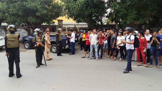 Cảnh sát thuyết phục người đàn ông ôm vũ khí nóng cố thủ trong nhà ra đầu thú ảnh 1