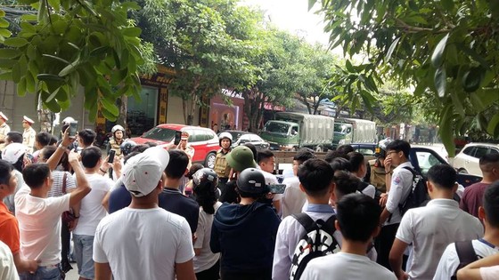 Cảnh sát thuyết phục người đàn ông ôm vũ khí nóng cố thủ trong nhà ra đầu thú ảnh 2