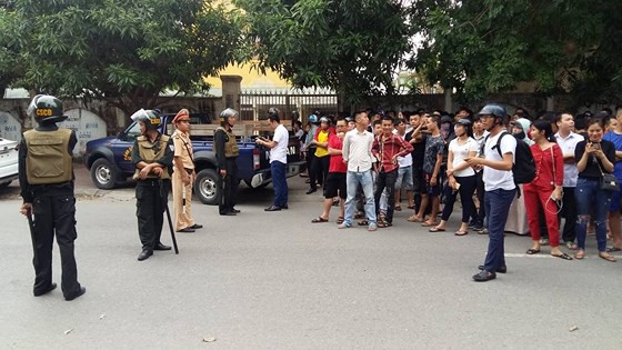 Hơn 10 giờ thuyết phục đối tượng dùng lựu đạn cố thủ trong nhà ảnh 1