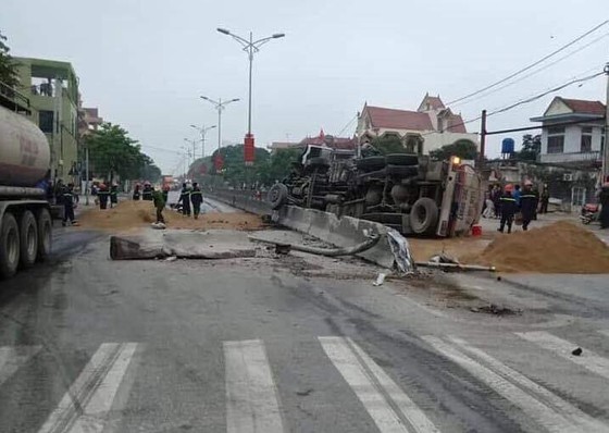 Xe chở xăng bị lật, giao thông ách tắc nhiều giờ ảnh 1