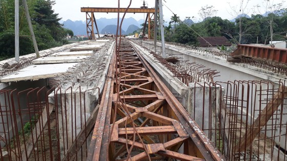 Cầu trăm tỷ thi công 9 năm chưa xong ảnh 1