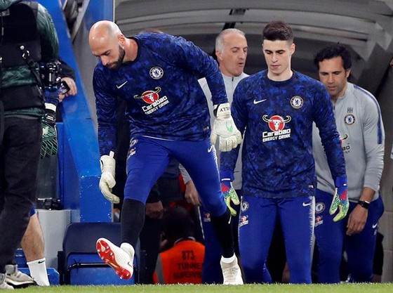 Toàn cảnh chuyện Sarri trừng phạt Kepa, xếp anh này trên ghế dự bị ảnh 2