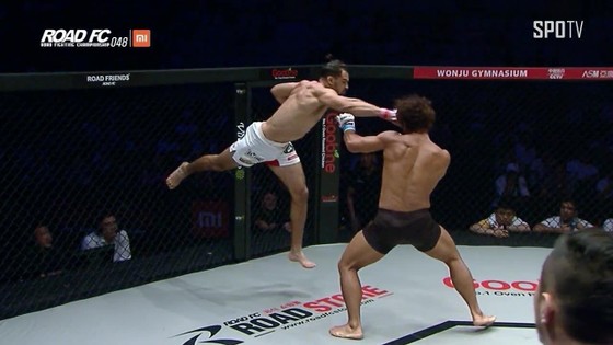 Đấu trường MMA: Bay lộn như phim kungfu Trung Quốc, võ sĩ Brazil thống trị Nhật – Hàn ảnh 3