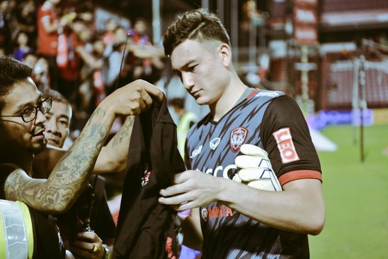 Thai League: Nén đau, Văn Lâm bay lượn như chim, giúp Muangthong thắng trận đầu ảnh 2
