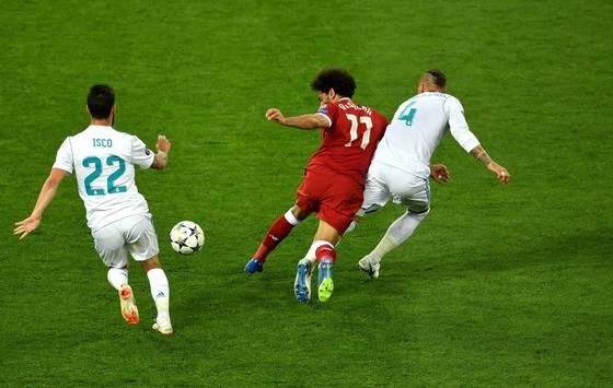 Sốc khi Ramos bị kiện 1 tỷ Euro vì gây thương tích cho Salah ảnh 2