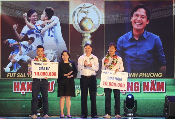 Giải thưởng FAIR PLAY 2017: Văn Toàn giành cú đúp giải thưởng Fair Play 2017 để giành tặng mẹ Thuỳ Trang đang gặp bệnh hiểm nghèo ảnh 1