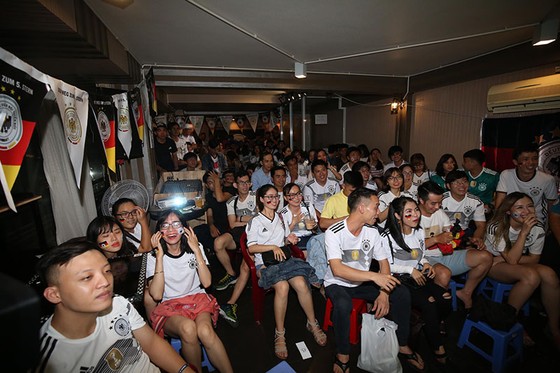CĐV tuyển Đức tại TPHCM “sốc” khi đội nhà bị loại khỏi World Cup ảnh 1