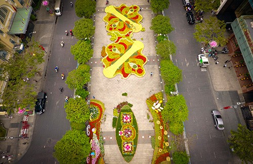 Đường hoa Nguyễn Huệ năm 2019 nhìn từ trên cao ảnh 1