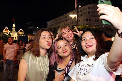 Người dân TP.HCM tập trung chật cứng xem bắn pháo hoa đón năm mới 2019 ảnh 7