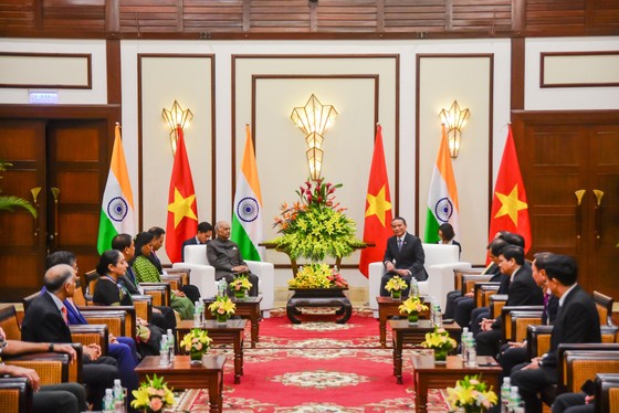 Tặng Tổng thống Ấn Độ bức hình ông cùng gia đình làm từ lá bồ đề Ấn Độ ảnh 3
