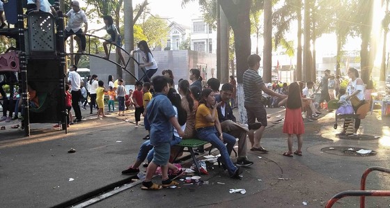 Đà Nẵng: Công viên 29 tháng 3 ngập rác sau tết ảnh 2