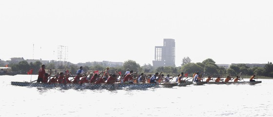 Sôi động giải đua thuyền truyền thống trên sông Cu Đê ảnh 1
