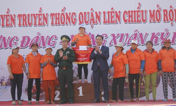 Sôi động giải đua thuyền truyền thống trên sông Cu Đê ảnh 4