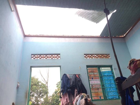 Gia Lai: Lốc xoáy cuốn bay mái tôn 5 phòng trọ, sinh viên chạy tán loạn ảnh 2