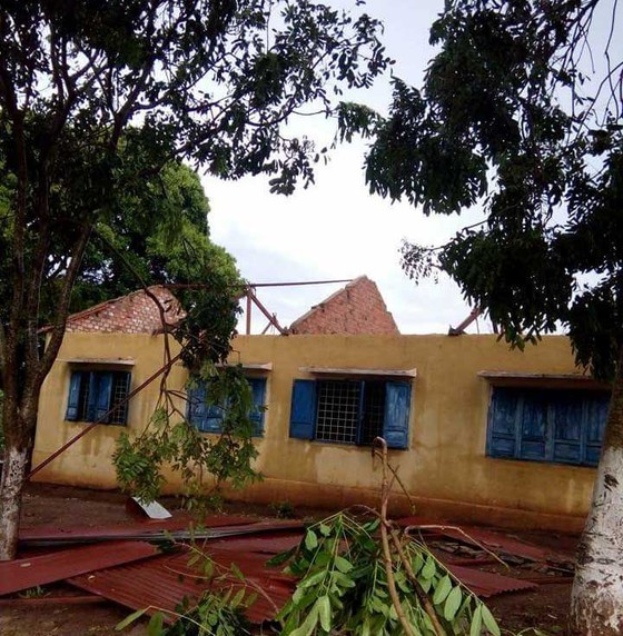 Kon Tum: Mưa đá kèm gió lốc làm gần 50 căn nhà bị tốc mái ảnh 1