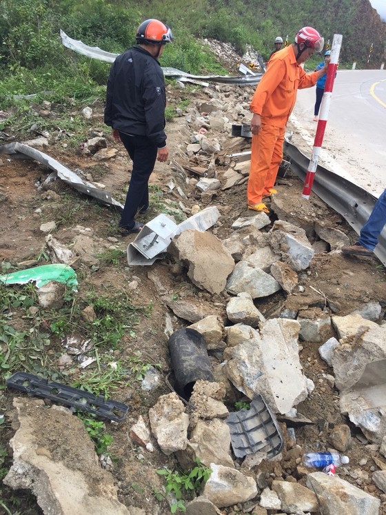 Cận cảnh hiện trường vụ xe khách bị lật làm 21 người thương vong trên đèo Lò Xo ảnh 2