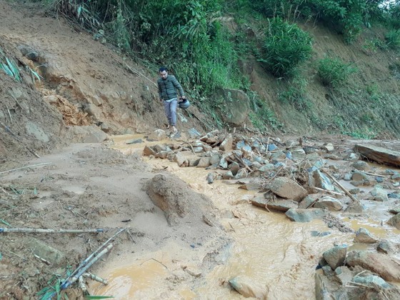 Kon Tum: Đường 482 tỷ xuyên rừng bị sạt lở nghiêm trọng, gây tắc đường ảnh 5