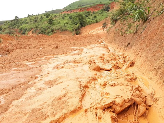 Kon Tum: Đường 482 tỷ xuyên rừng bị sạt lở nghiêm trọng, gây tắc đường ảnh 7
