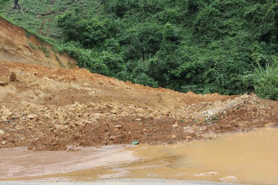 Thêm nhiều điểm sạt lở trên tuyến đường 482 tỷ vừa làm xong ảnh 9