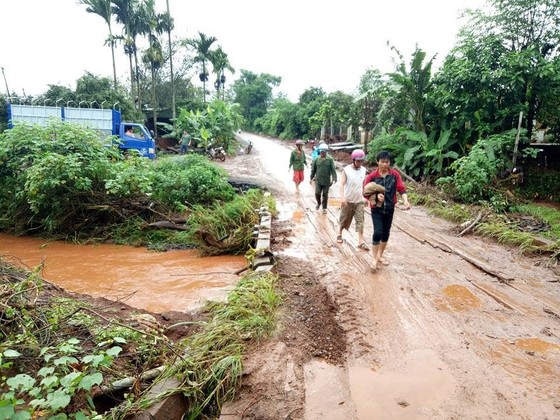 Đi xe máy qua cầu, nam thanh niên bị nước lũ cuốn trôi ảnh 1