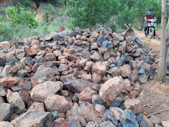 Gia Lai: Mỏ quặng đóng cửa, dân khoét đồi, đào đất khai thác lậu ảnh 1