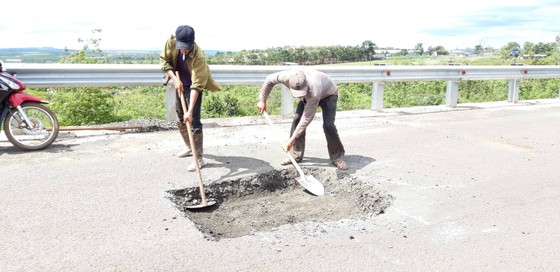 Sửa chữa con đường gần trăm tỷ nát bét “gây dư luận không tốt” ảnh 1