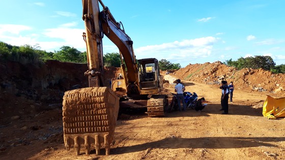 Bắt điểm khai thác đá lậu trong rẫy điều ảnh 5