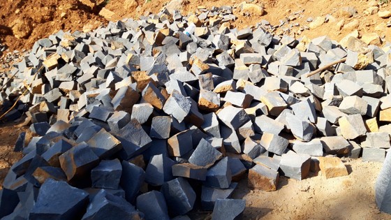 Bắt điểm khai thác đá lậu trong rẫy điều ảnh 6