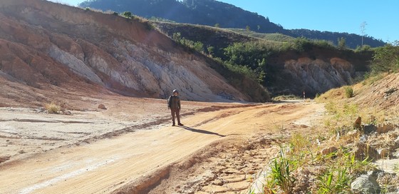 Đường bị đất đá vùi lấp nhiều tháng chưa khắc phục ảnh 2